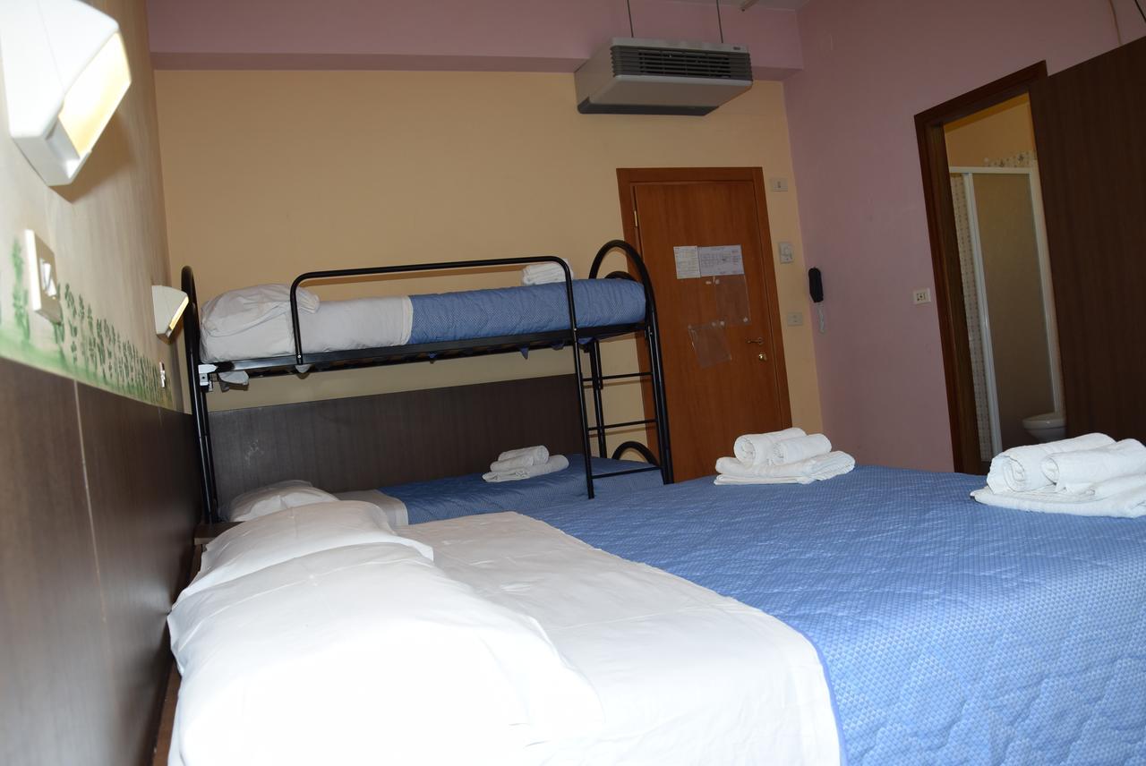 Hotel Annetta Ріміні Екстер'єр фото