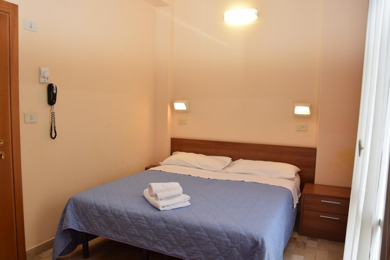 Hotel Annetta Ріміні Екстер'єр фото